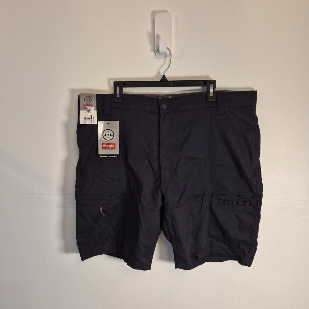 Wrangler Men's ATG Performance Utility Shorts Size 42 Black Lightweight Stretch